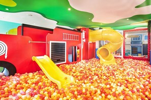 A play area with a ball pit, slides, and colorful walls. - Hotel Princess Taurito - All Inclusive (Mogan)