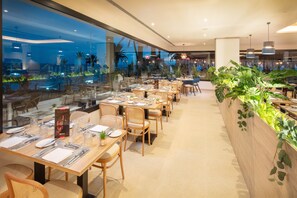 2 restaurants, breakfast served