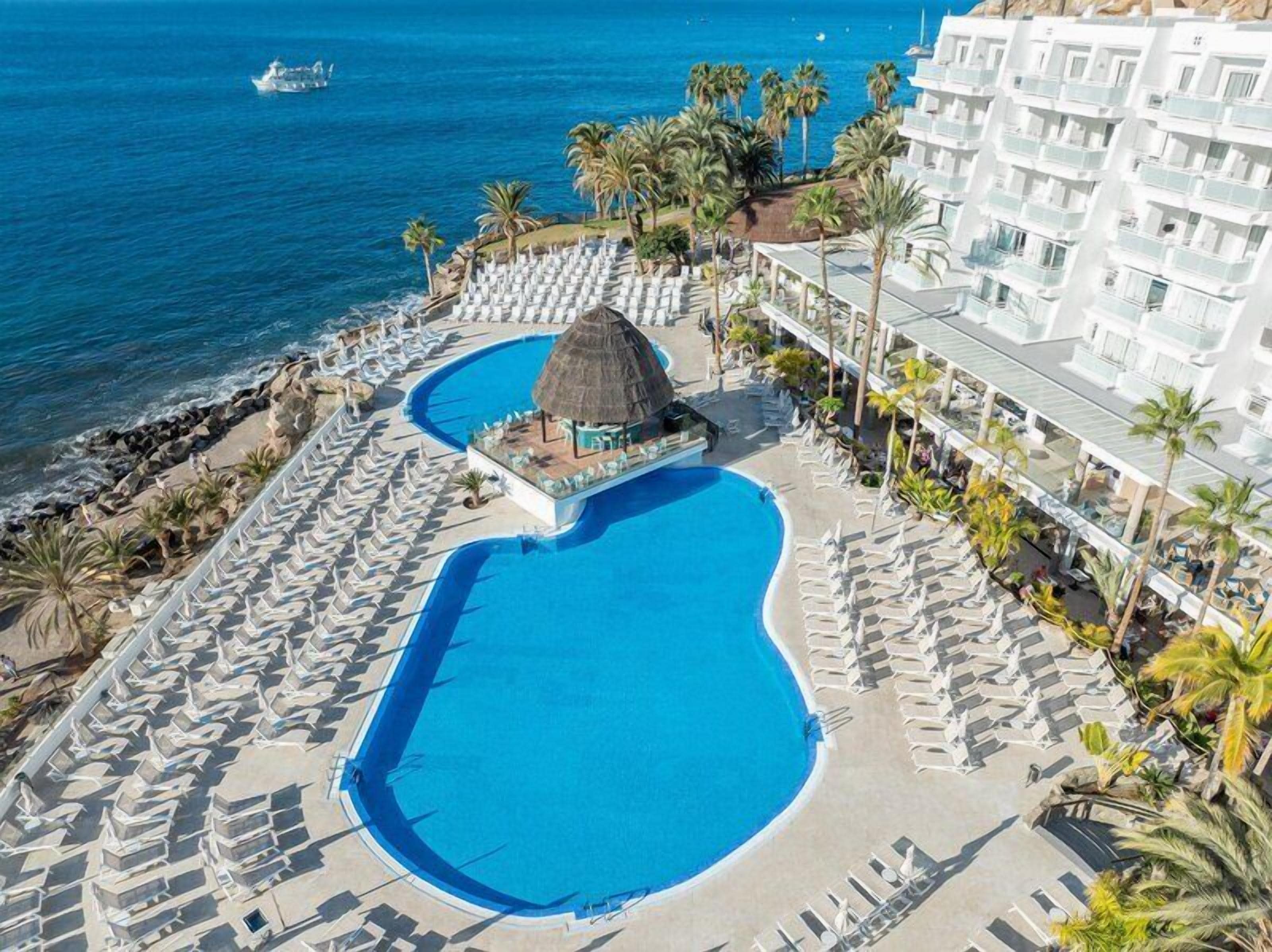 2 piscines extérieures, parasols de plage, chaises longues