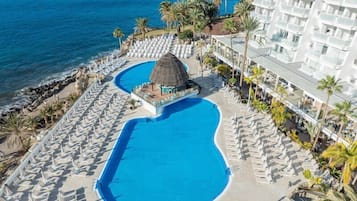 2 piscines extérieures, parasols de plage, chaises longues