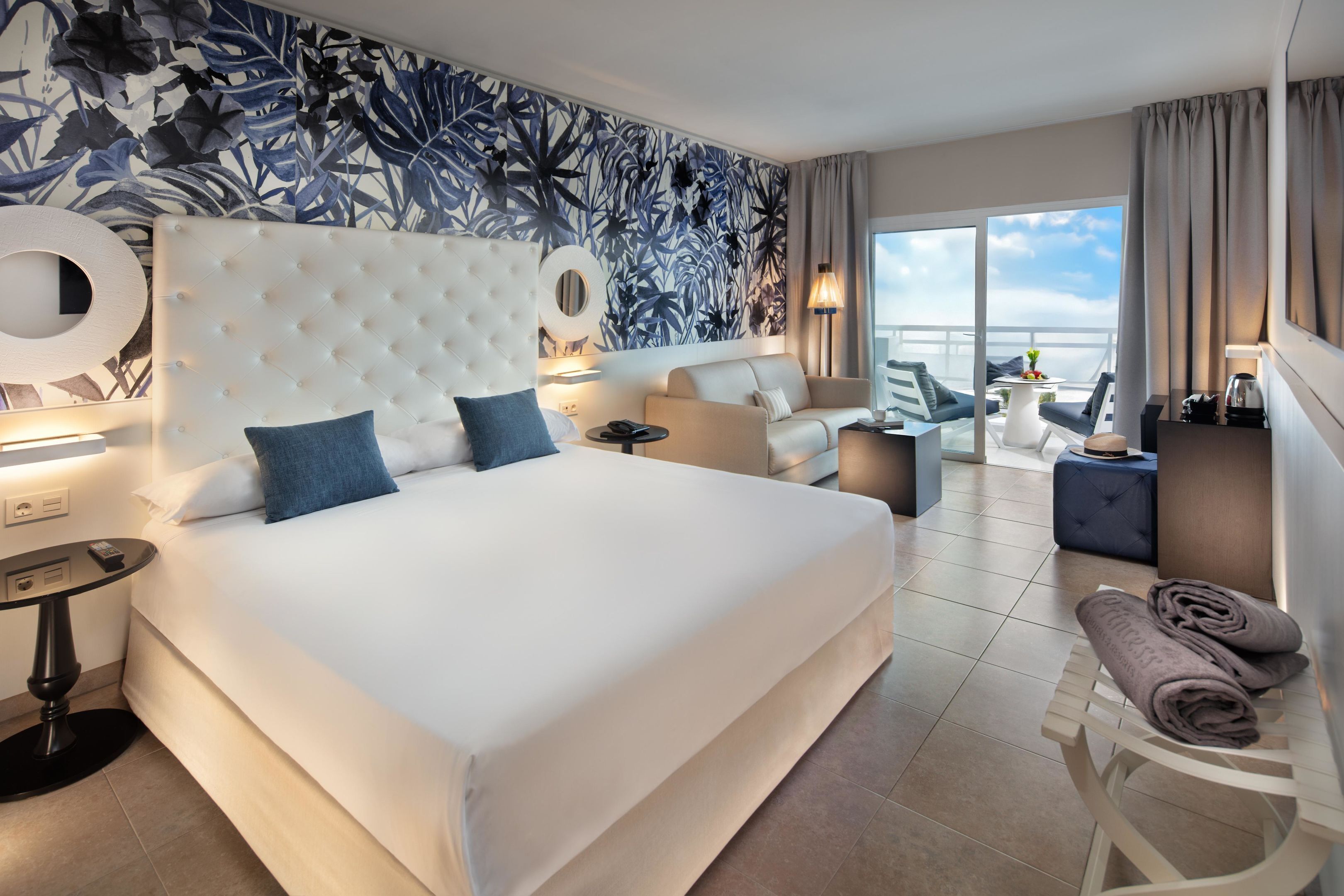 أغطية فراش متميزة وخزنة داخل الغرفة ومكتب وستائر تعتيم