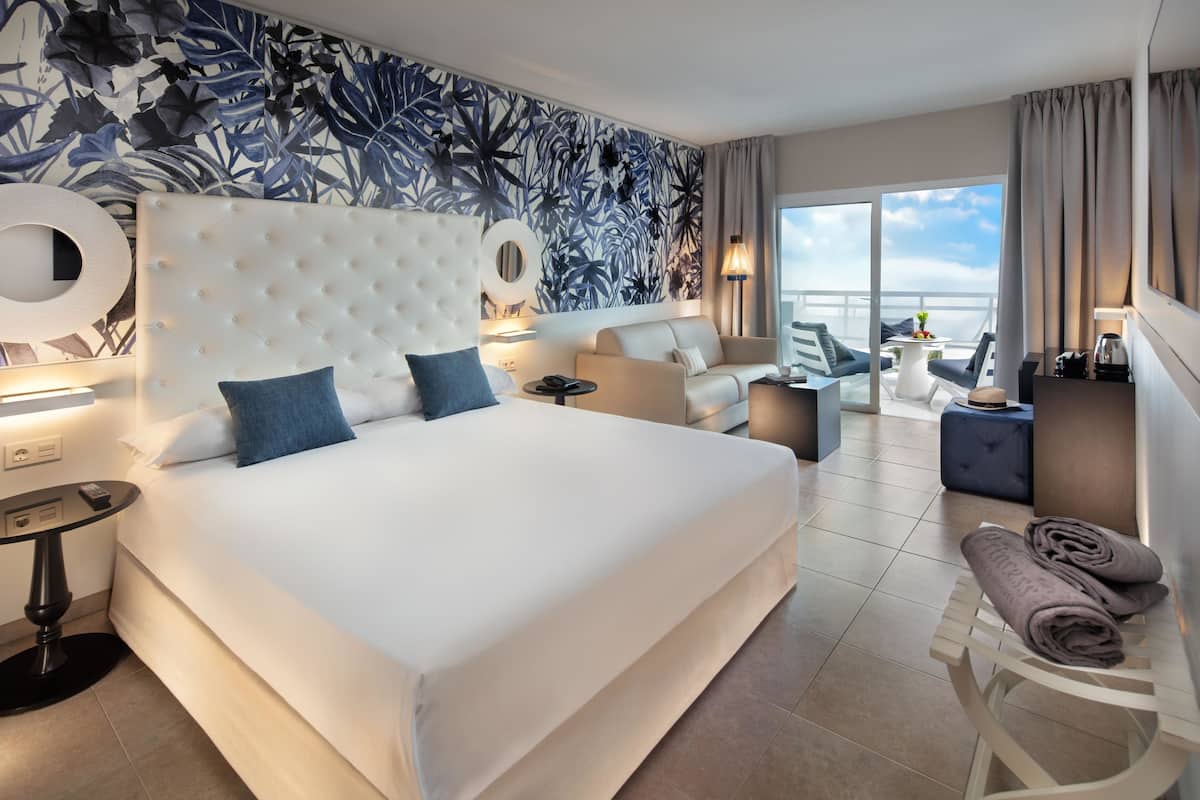 أغطية فراش متميزة وخزنة داخل الغرفة ومكتب وستائر تعتيم