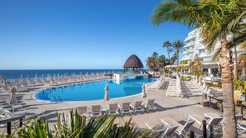 2 ulkouima-allasta, aurinkovarjoja, aurinkotuoleja