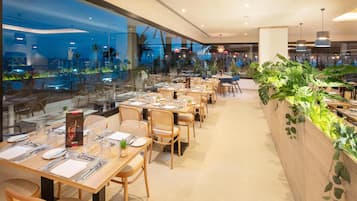 2 restaurants, breakfast served