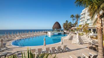 2 utomhuspooler, parasoller och solstolar