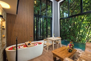 Vila lua de mel, 1 quarto, piscina particular, vista para o vale | Área de estar | TV de tela plana 32 polegadas com canais digitais, TV