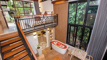 Villa de luna de miel, 1 habitación, piscina privada, vistas al valle | Zona de estar | Televisión de pantalla plana de 32 pulgadas con canales digitales