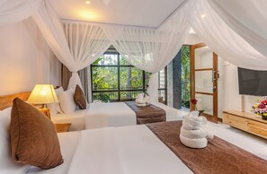 Une chambre d’hôtel avec deux lits, une télévision, une armoire en bois et une vue sur la verdure.