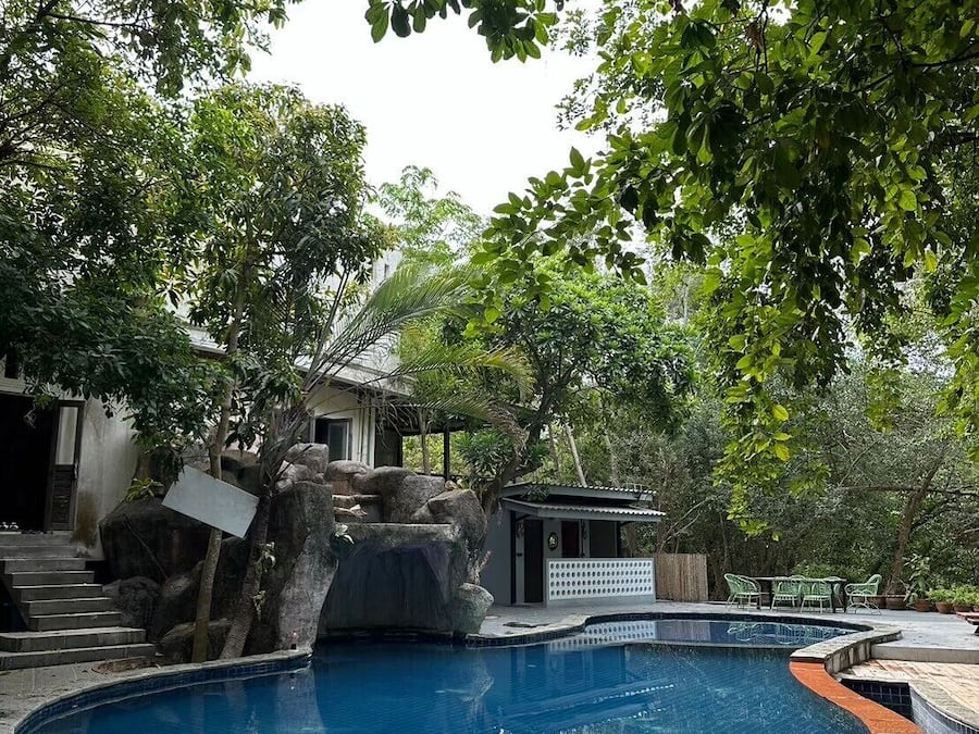 Una piscina al aire libre, sombrillas