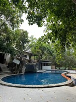 Una piscina al aire libre, sombrillas
