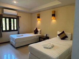 Minibar, escritorio y camas plegables/adicionales 