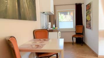 Habitación clásica doble | Zona de estar | Televisión de pantalla plana de 40 pulgadas con canales por cable