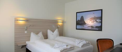 Deluxe Double Room | Living area | 40-inch flat-screen TV with cable channels, LED TV
