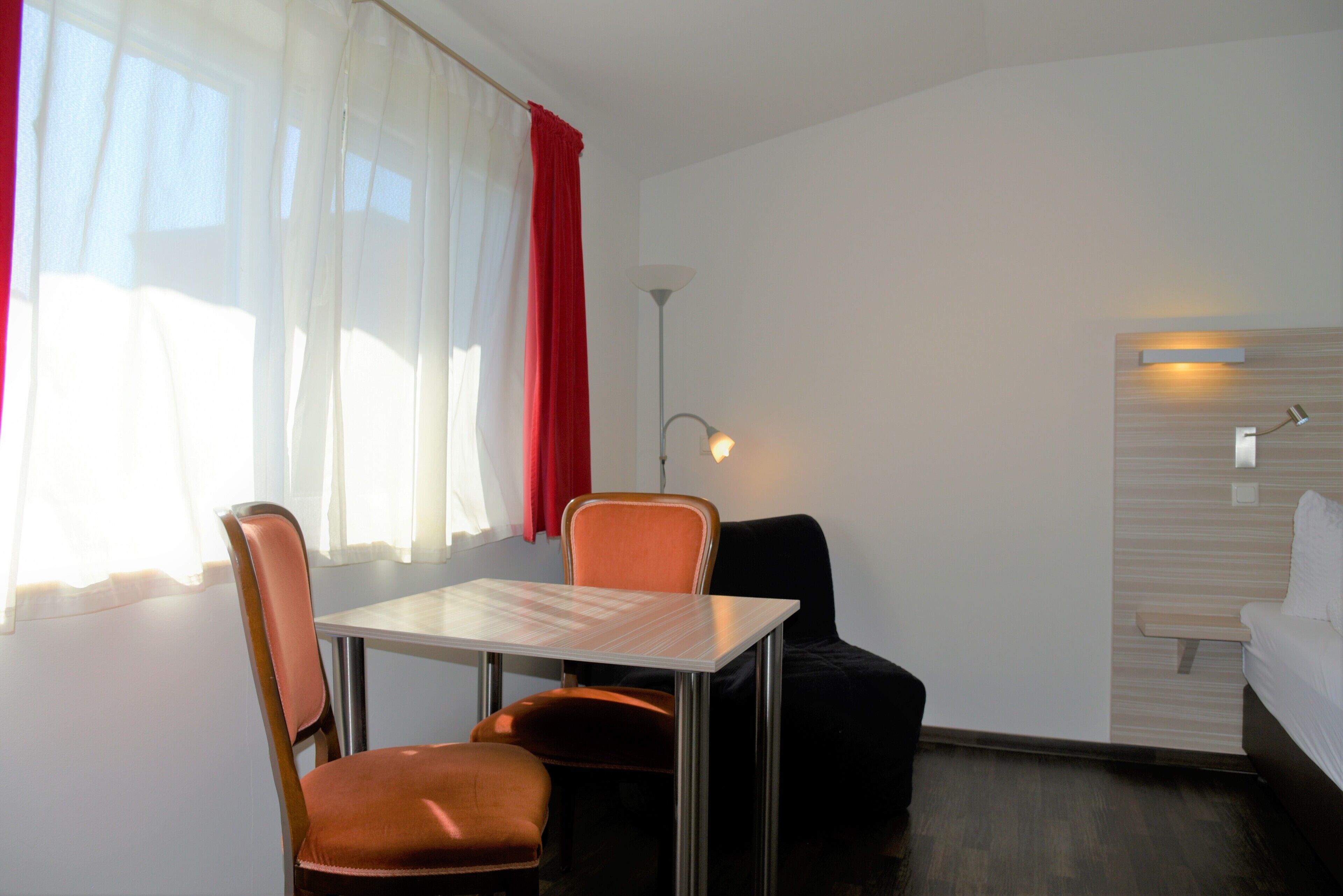 Deluxe-Doppelzimmer | Wohnbereich | 40-Zoll-Flachbildfernseher mit Kabelempfang, LED-Fernseher