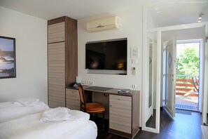 Deluxe Double Room | Living area | 40-inch flat-screen TV with cable channels, LED TV - Apartment-Vermietung Brunner (Rostock)