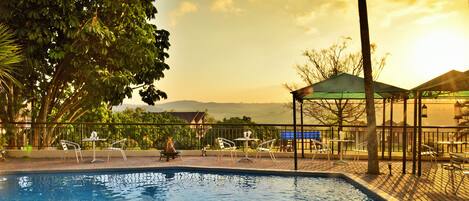 Ulkouima-allas, aurinkotuoleja