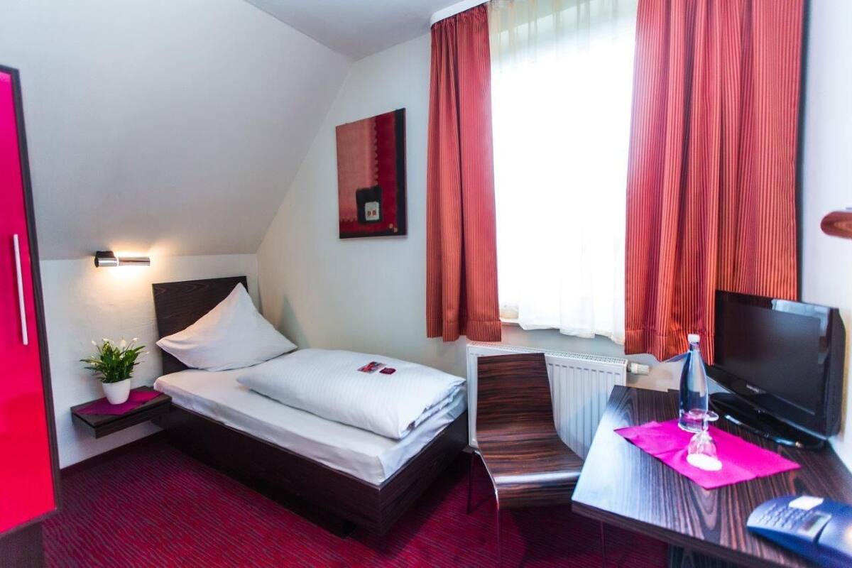 Classic Single Room | Hypo-allergenic bedding, desk, laptop workspace