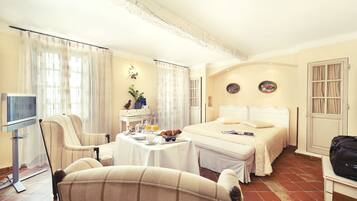 Minibar, in-room safe, desk, soundproofing