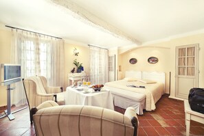 Minibar, Zimmersafe, Schreibtisch, schallisolierte Zimmer