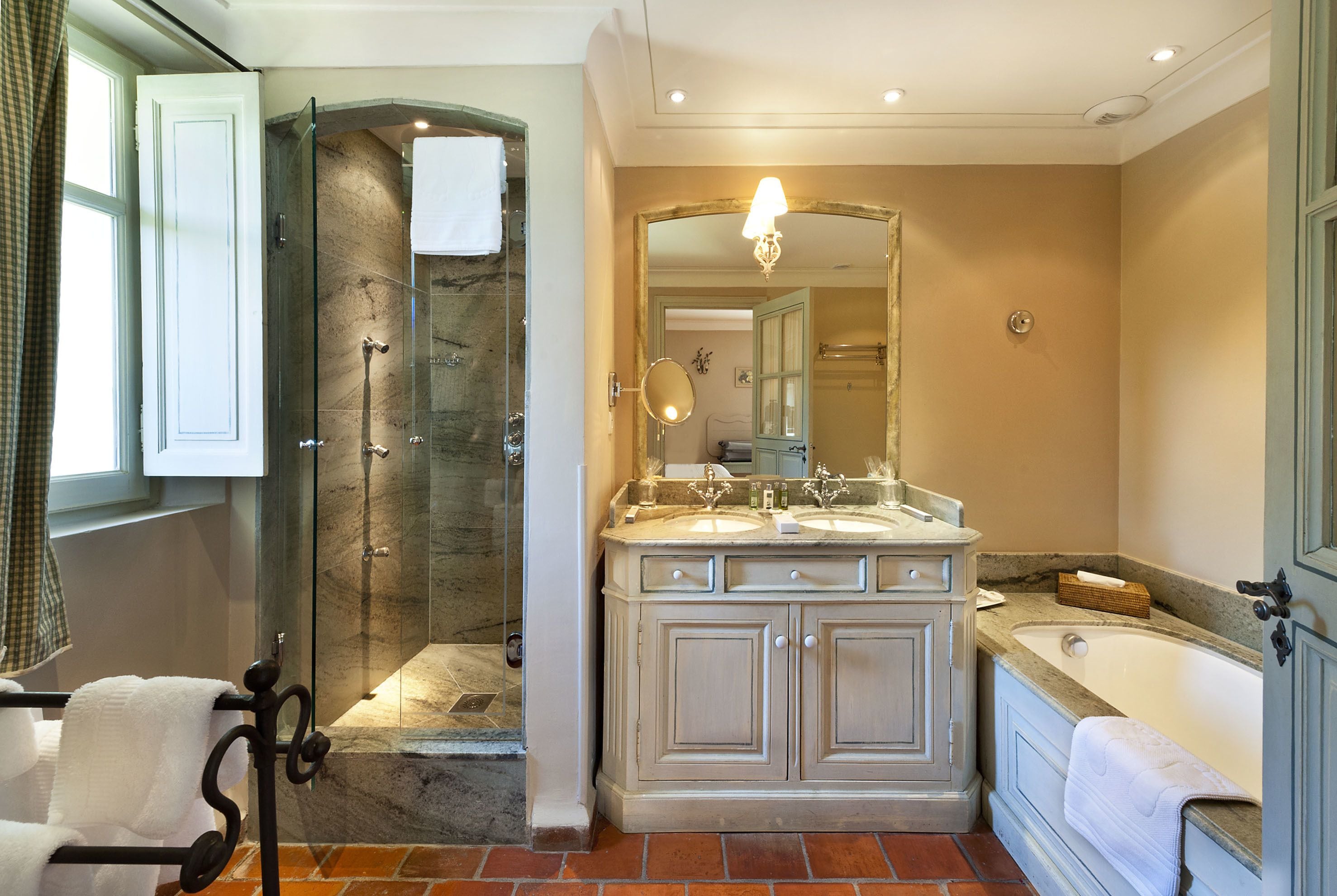 classic room, 1 double or 2 single beds | bathroom | separate bathtub and shower, free toiletries, hair dryer, bathrobes