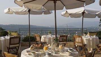 Se sirven almuerzos, cenas y cocina francesa (con vistas al jardín) 