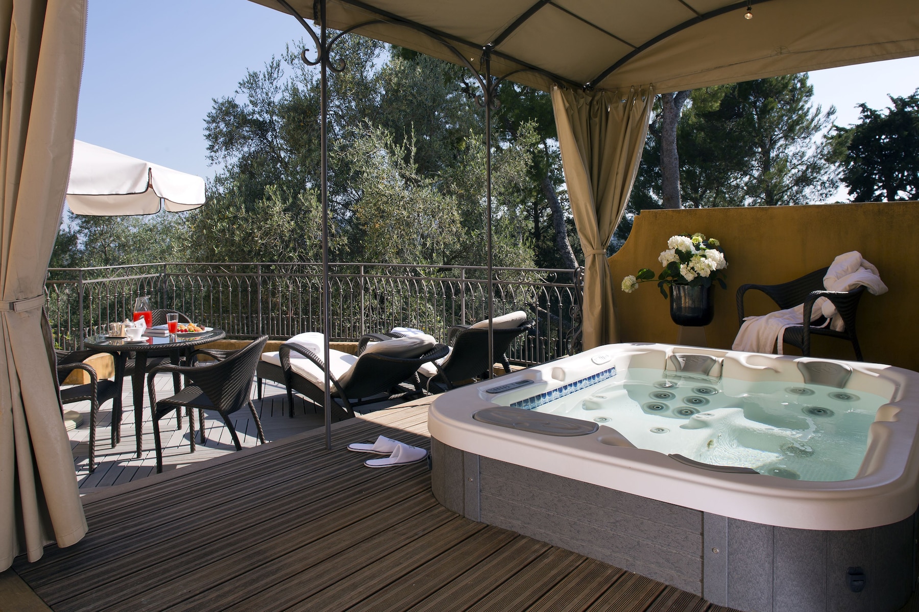 Jetted bathtub