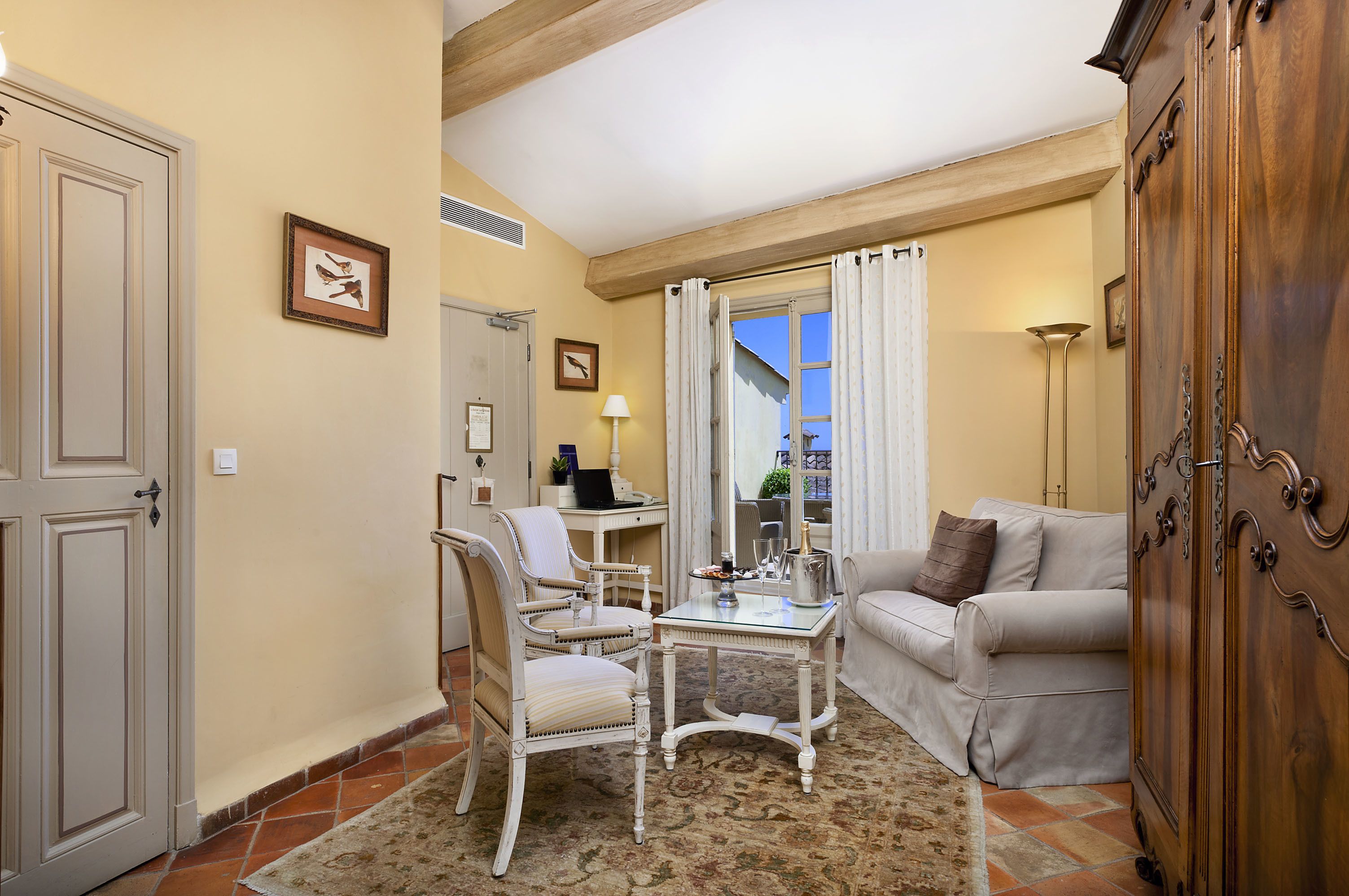 suite | living area | flat-screen tv