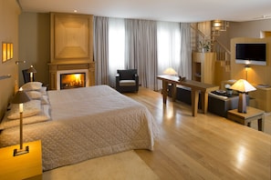 Apartment, Jetted Tub | Minibar, in-room safe, desk, soundproofing