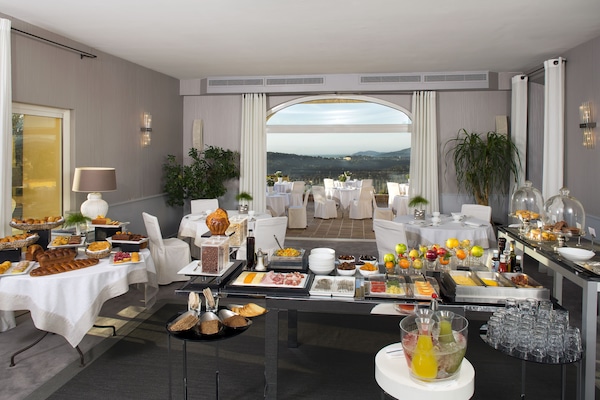 Her gün açık büfe kahvaltı (kişi başı 36 EUR)