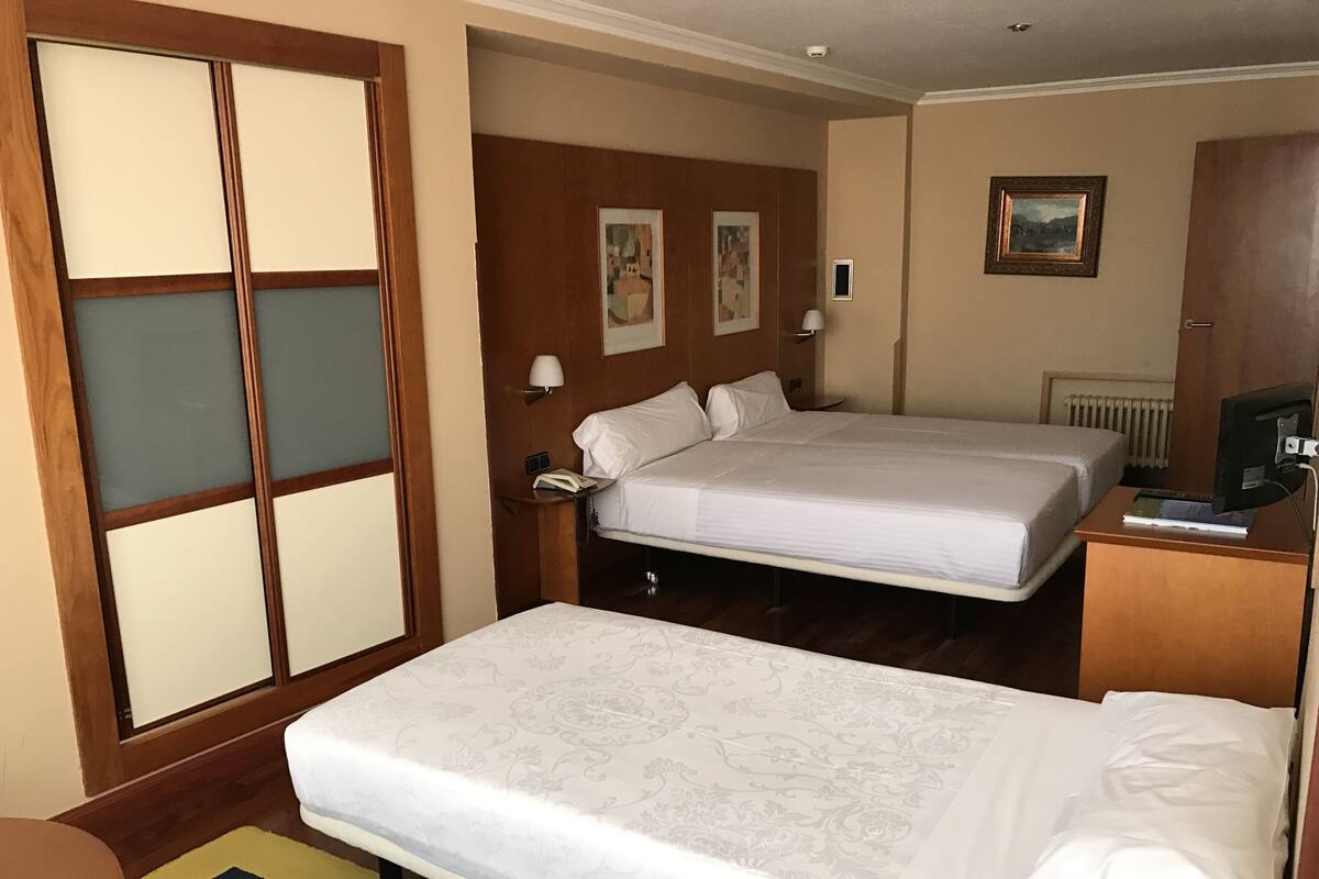 Minibar, Zimmersafe, Schreibtisch, Bügeleisen/Bügelbrett