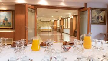 Esmorzar diari d'estil bufet (11 EUR per persona)