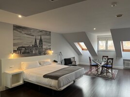 Studio | Minibar, in-room safe, desk, iron/ironing board