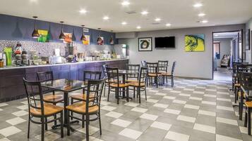 Café da manhã para viagem grátis todos os dias