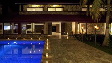 Outdoor pool, pool loungers