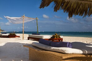 Private beach, white sand, free beach shuttle, sun-loungers - The Level at Melia Caribe Beach (Punta Cana)