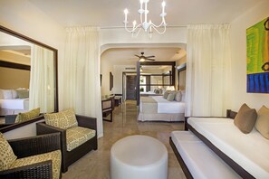 Premium Room | Bathroom | Combined shower/bathtub, free toiletries, hair dryer, bathrobes - The Level at Melia Caribe Beach (Punta Cana)