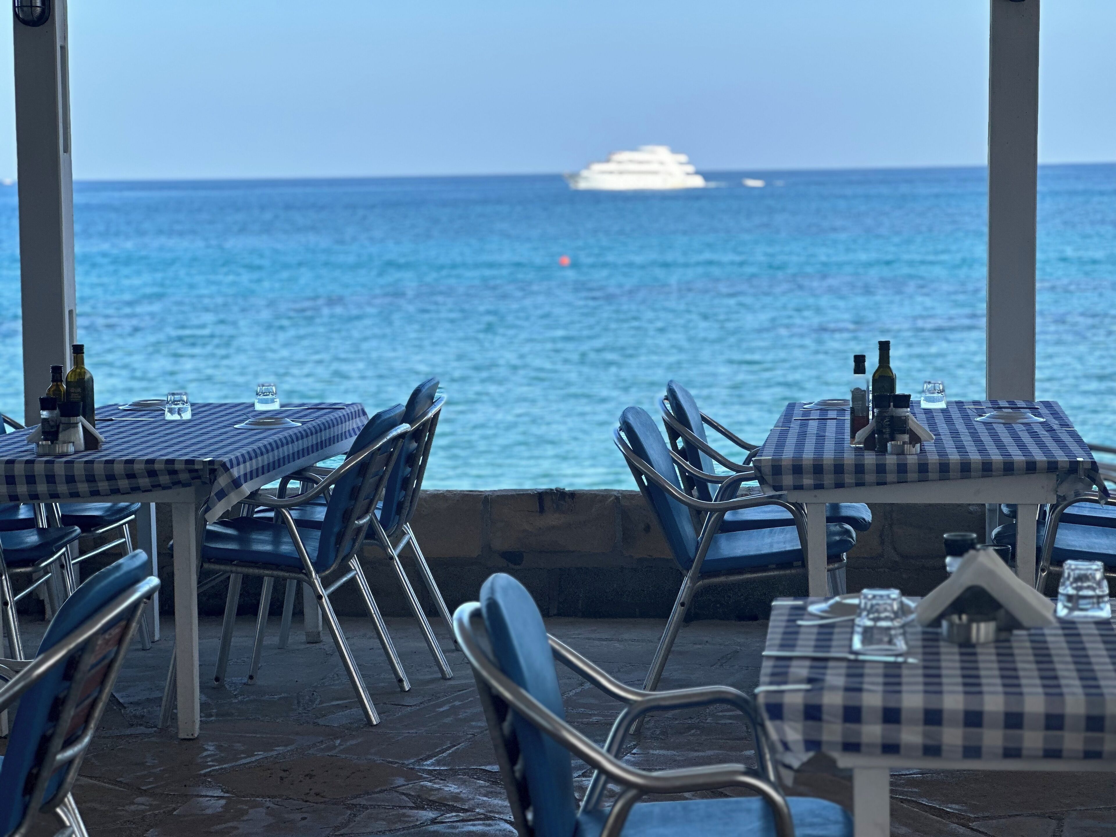 2 restaurantes; se sirve almuerzo y cena; cocina mediterránea