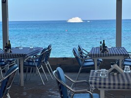 2 restaurantes; se sirve almuerzo y cena; cocina mediterránea