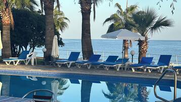 AuĂenpool (je nach Saison geöffnet), Sonnenschirme, LiegestĂŒhle