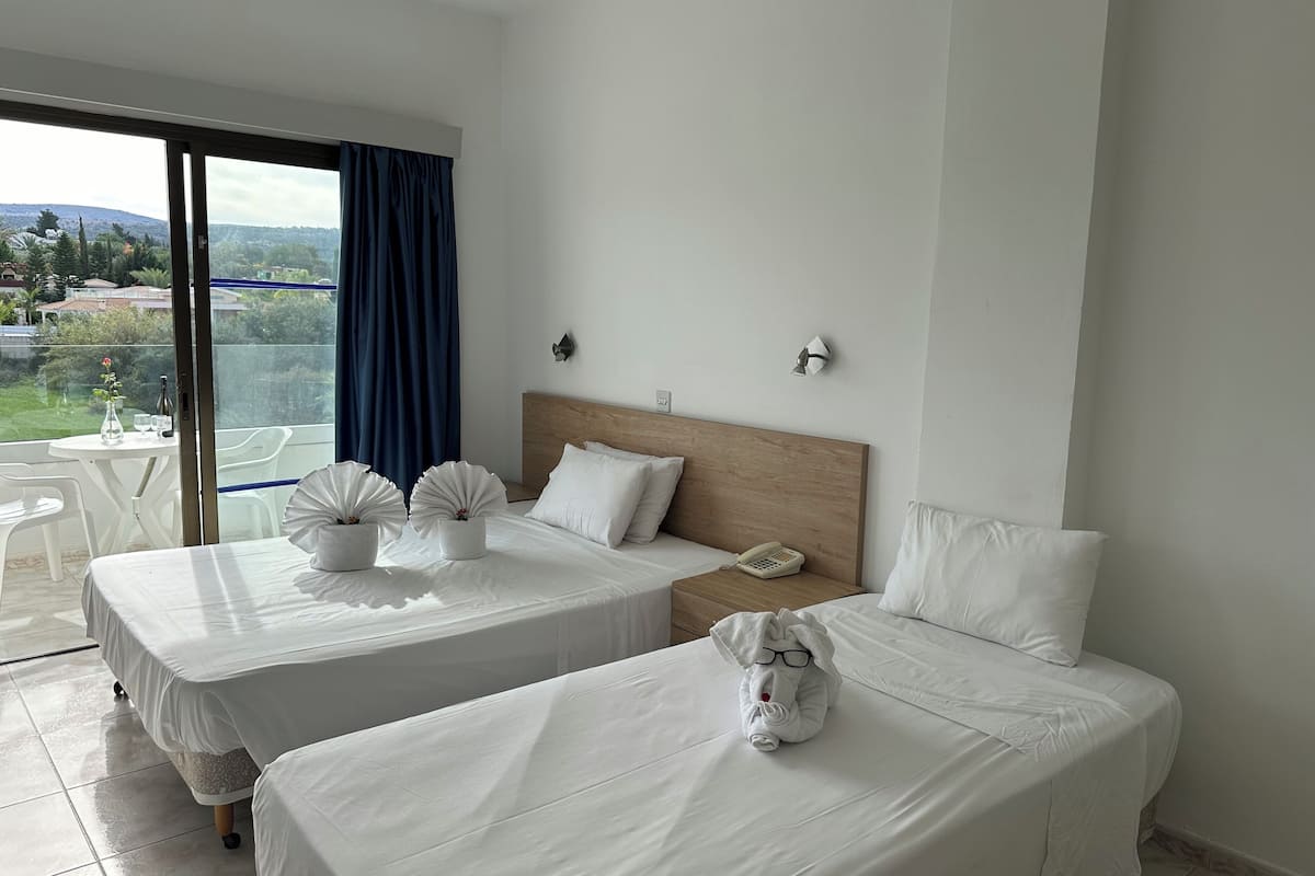 triple room | in-room safe, free cots/infant beds, free wifi, bed sheets