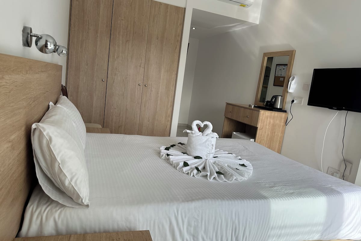 single room | in-room safe, free cots/infant beds, free wifi, bed sheets