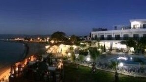 Un hôtel moderne doté d’un bâtiment central de forme circulaire, d’une piscine et offrant une vue sur la plage.