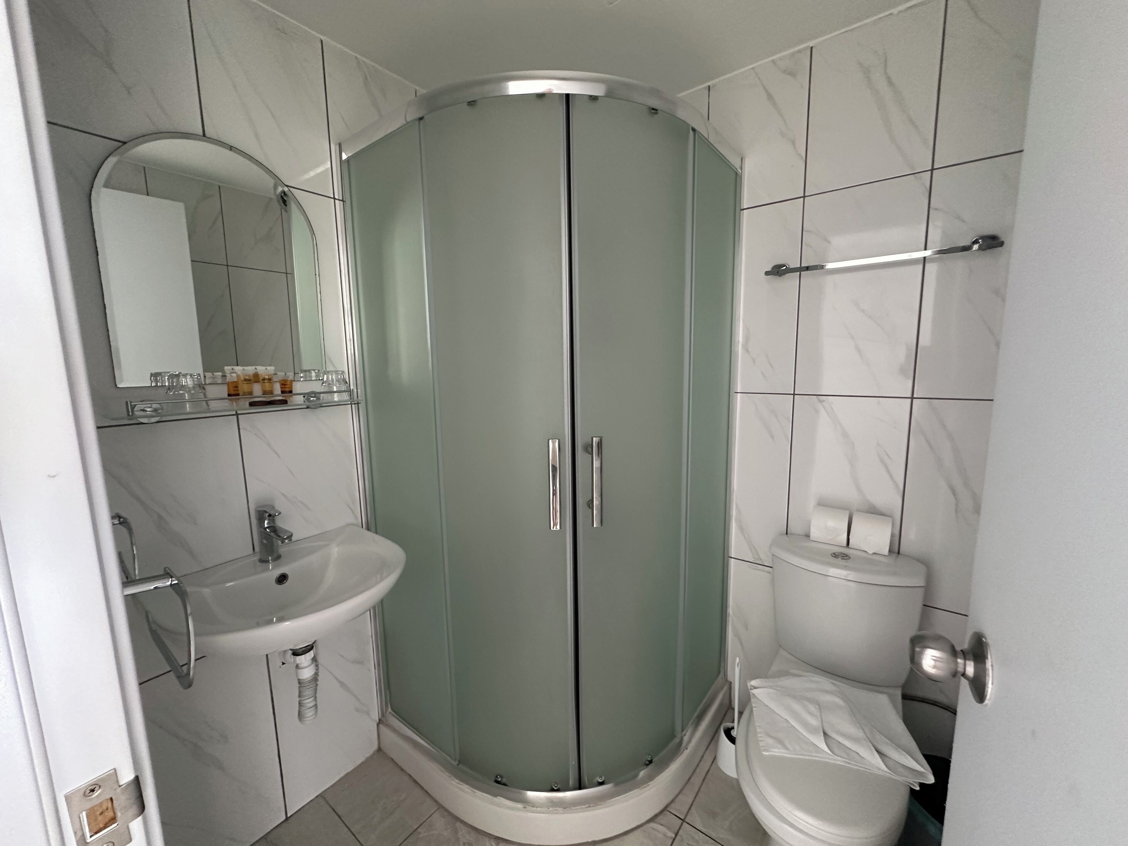 combined shower/bathtub, free toiletries, towels