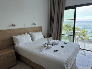 In-room safe, free cots/infant beds, free WiFi, bed sheets - Souli Beach Hotel (Neo Chorio)