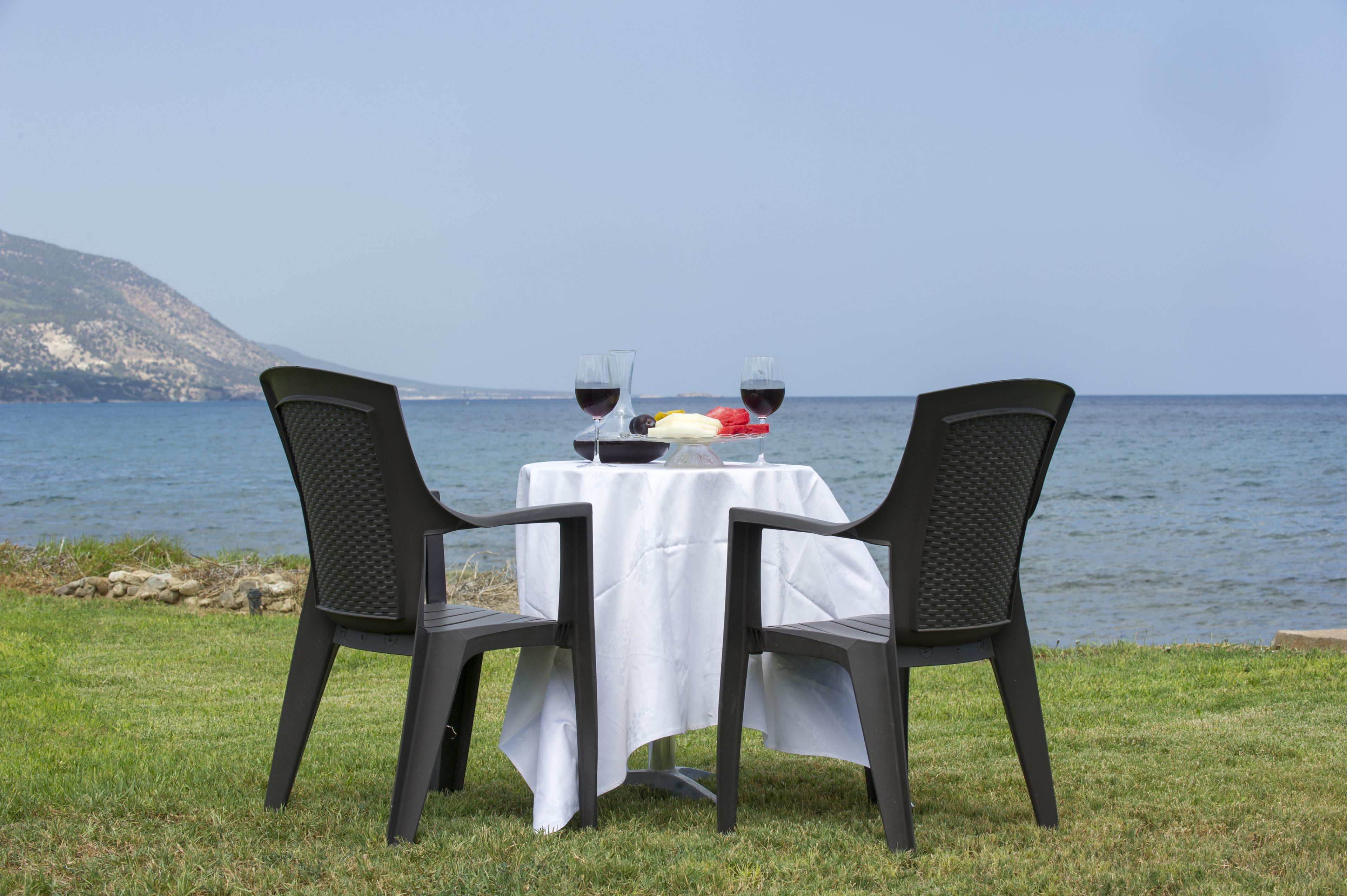 Een tafel voor twee met uitzicht op zee.