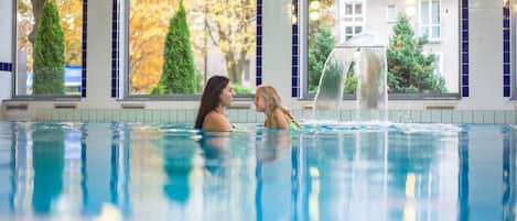 Piscina interna, espreguiçadeiras