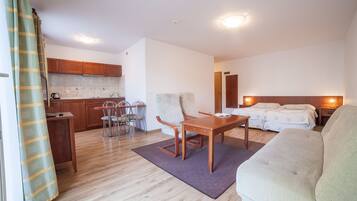 Doppel- oder Zweibettzimmer | Wohnbereich