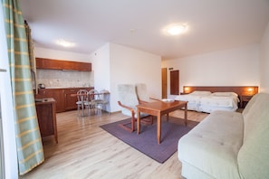 Doppel- oder Zweibettzimmer | Wohnbereich | Fernseher