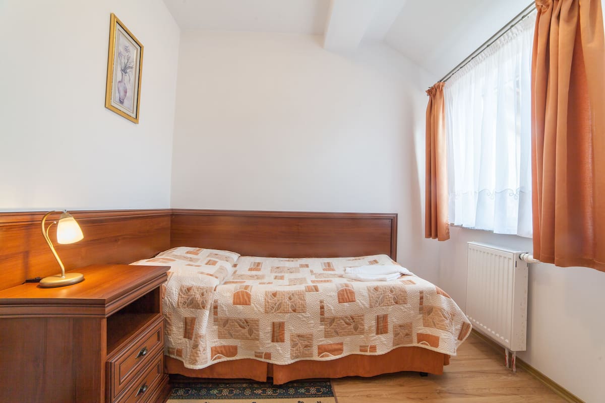 single room | desk, iron/ironing board, free cots/infant beds, free wifi