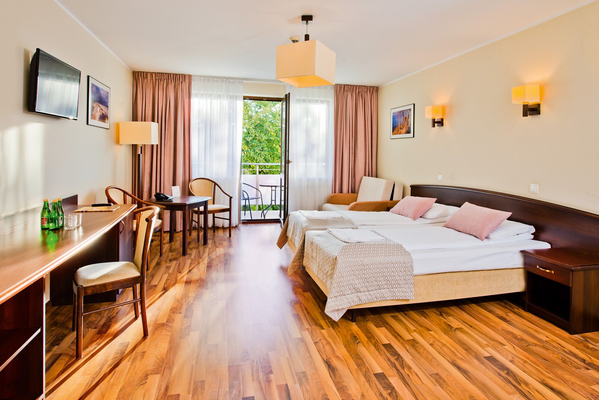 twin room (with extra bed) | desk, iron/ironing board, free wifi, bed sheets